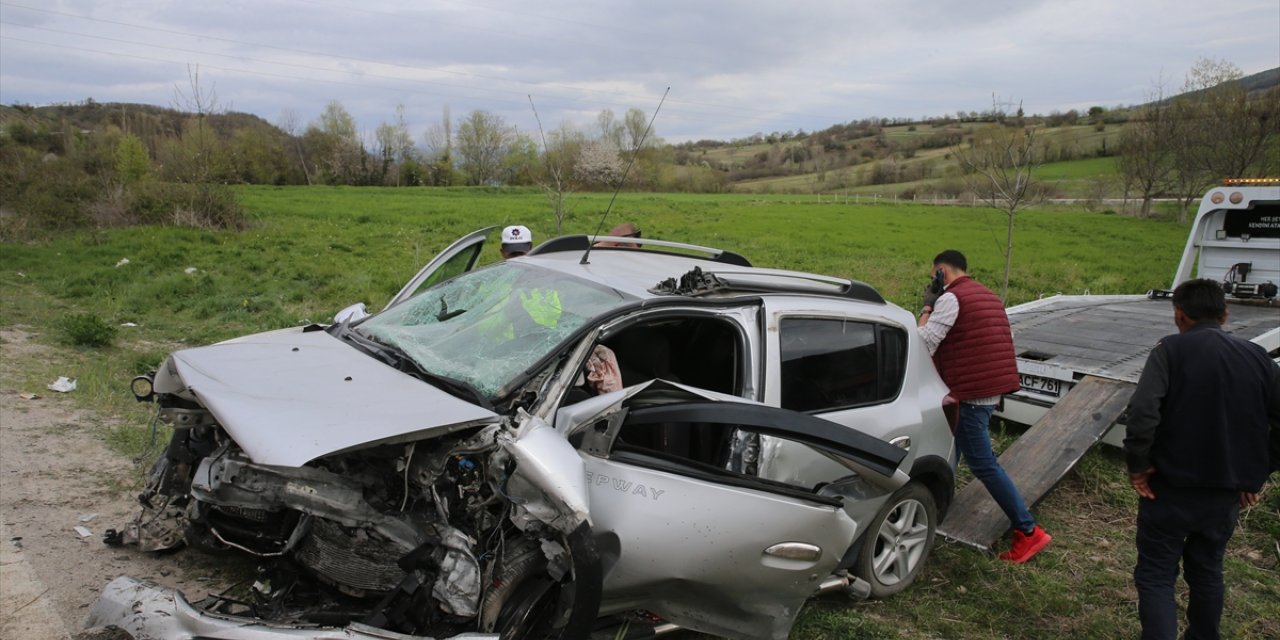 Tokat'ta iki otomobilin çarpıştığı kazada 1 kişi öldü, 8 kişi yaralandı