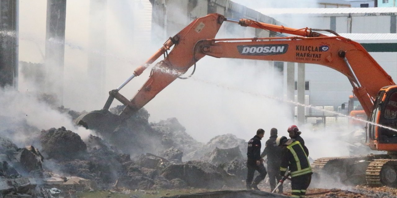 GÜNCELLEME - 3 Şanlıurfa'da tekstil fabrikasında çıkan yangın söndürüldü