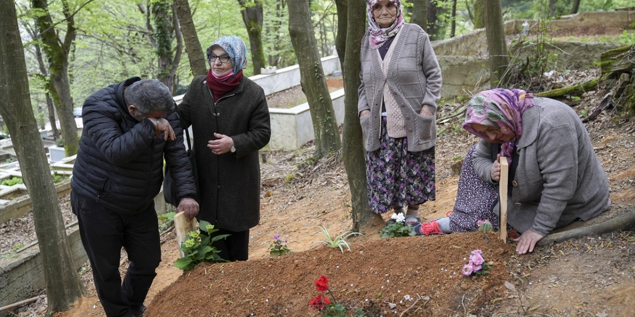 Ailesi, Beşiktaş'taki gece kulübü yangınında ölen Demir'in kabrini ziyaret etti