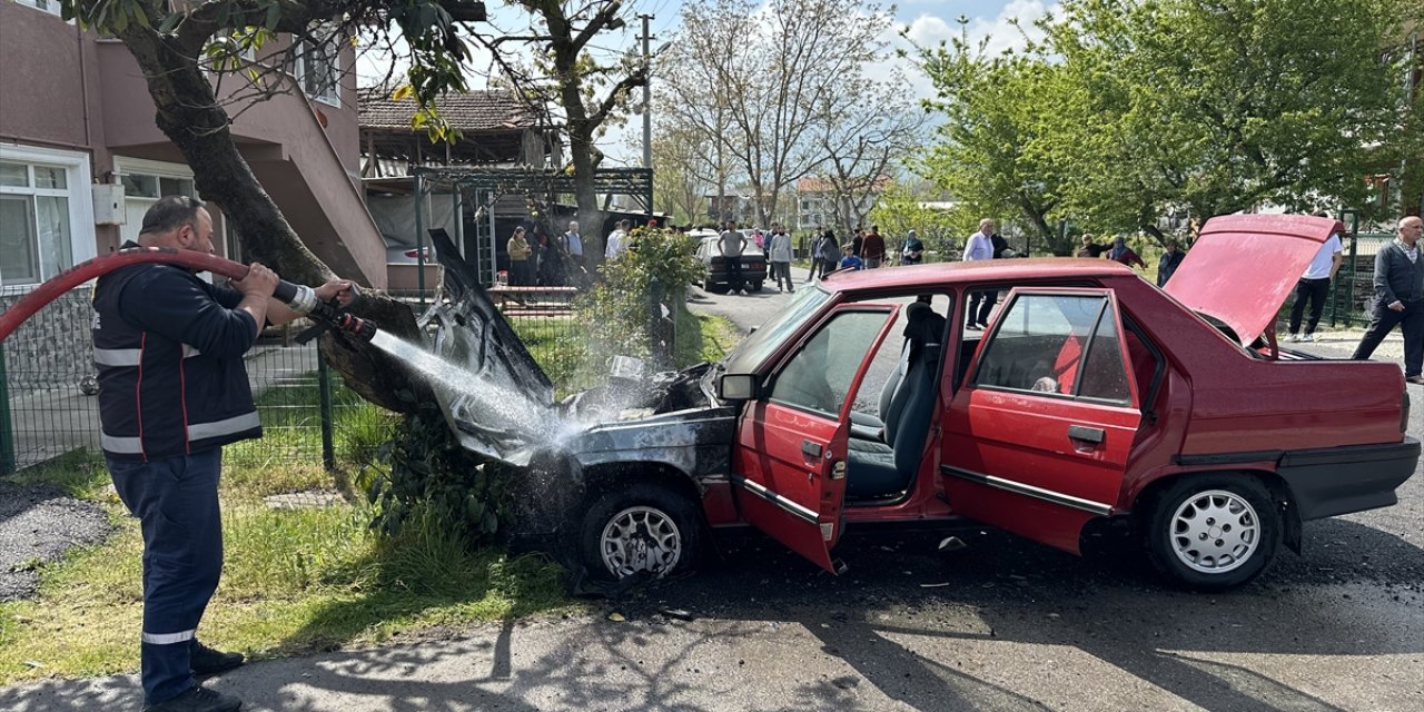 Düzce'de 2 otomobilin çarpıştığı kazada 3 kişi yaralandı