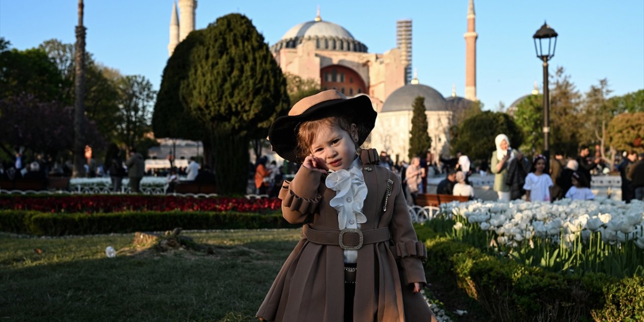 İstanbul'un tarihi ve turistik yerlerinde bayram yoğunluğu yaşanıyor