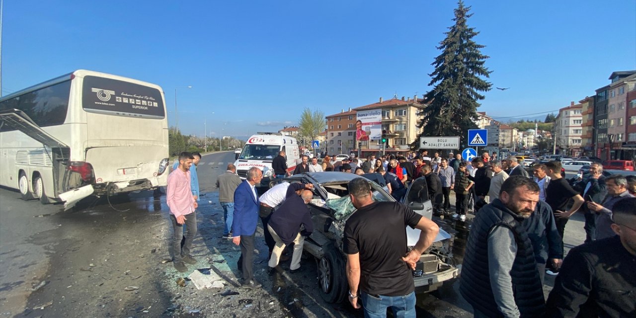 Bolu'da yolcu otobüsüne çarpan otomobildeki 2 kişi öldü, 1 kişi yaralandı