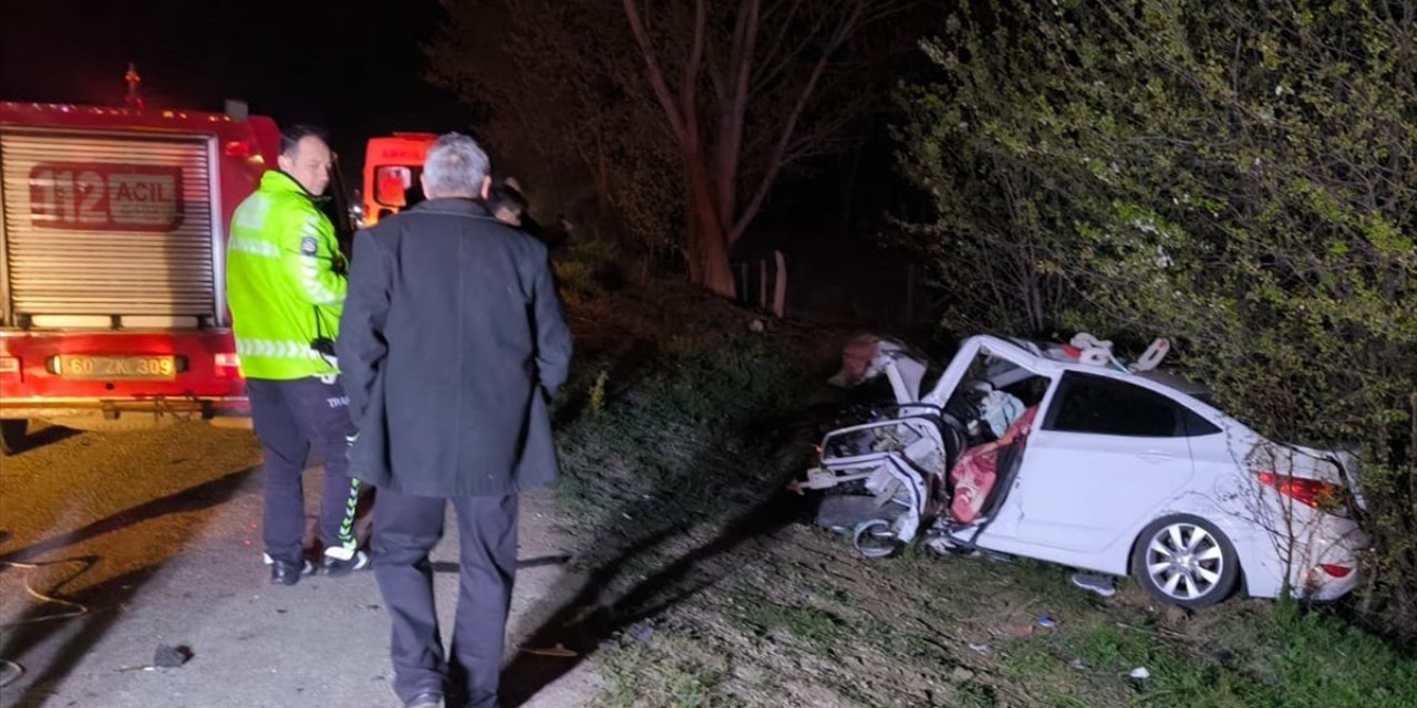 Tokat'ta hafif ticari araçla otomobilin çarpıştığı kazada 1 kişi öldü, 5 kişi yaralandı