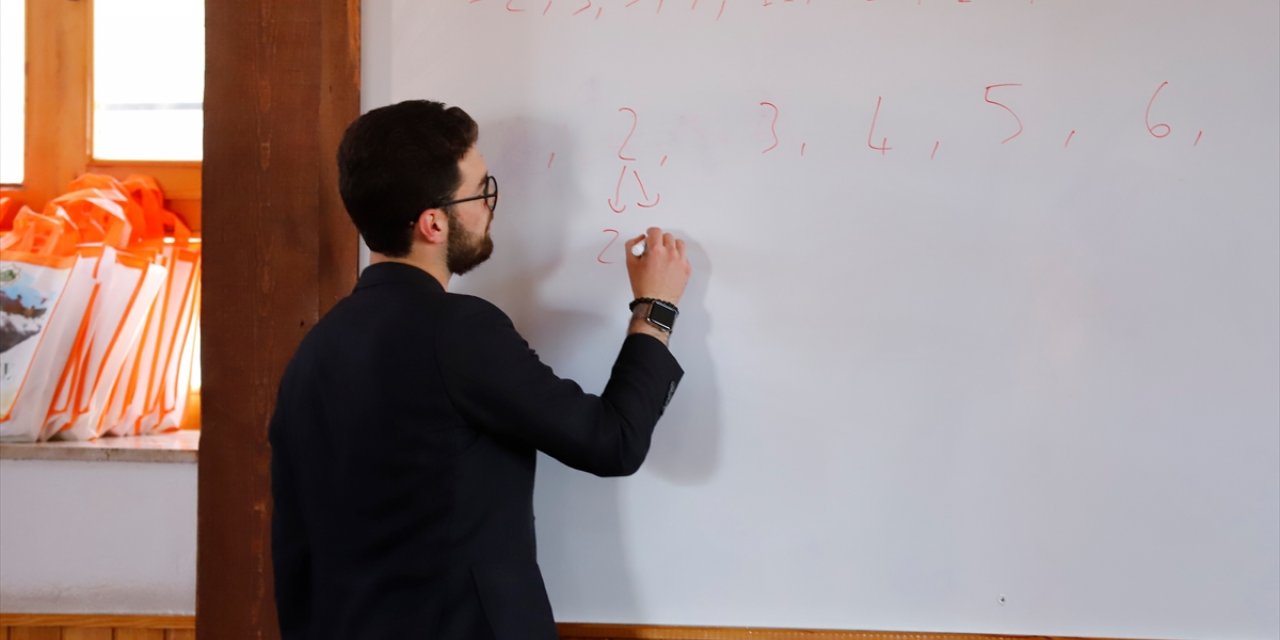 Kur'an kursundaki çocukların gönüllü matematik öğretmeni oldu