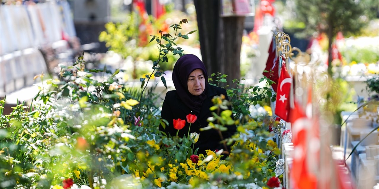 Edirnekapı Şehitliği'nde ziyaretçi yoğunluğu sürüyor