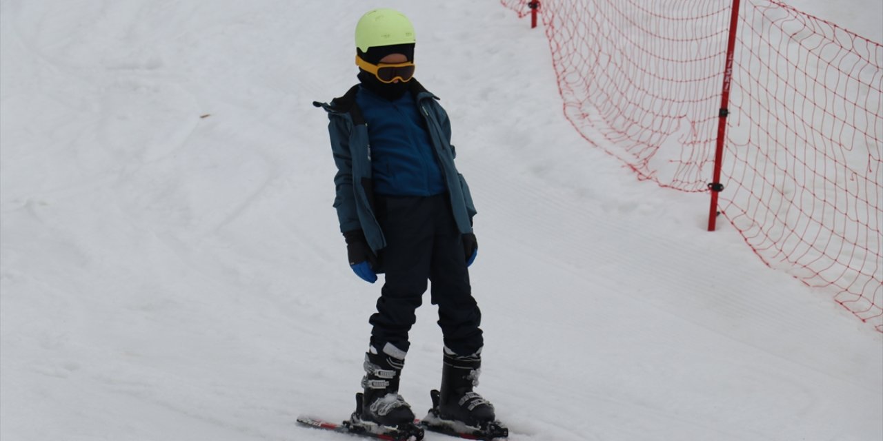 Palandöken'de tatilciler nisanda kayak yapmanın tadını çıkardı