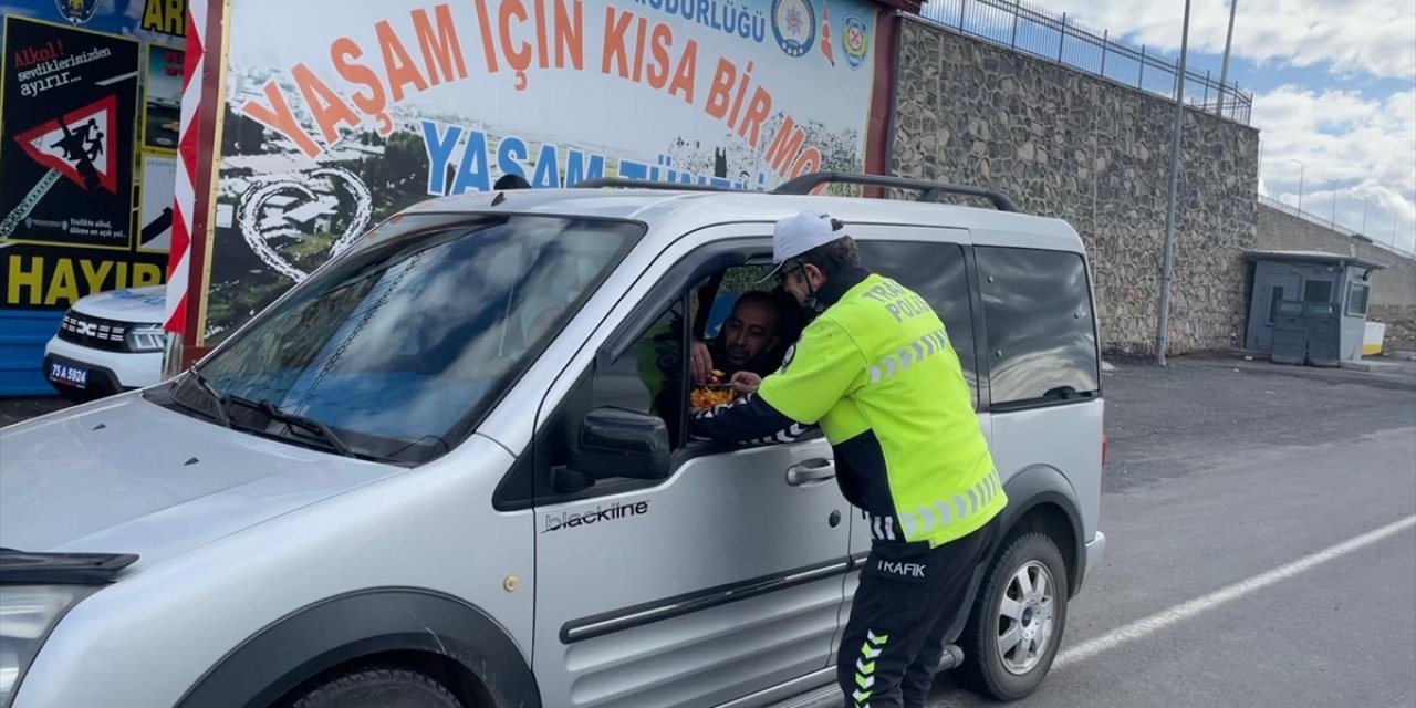 Kars ve Ardahan'da sürücüler şeker ikram edilerek uyarıldı