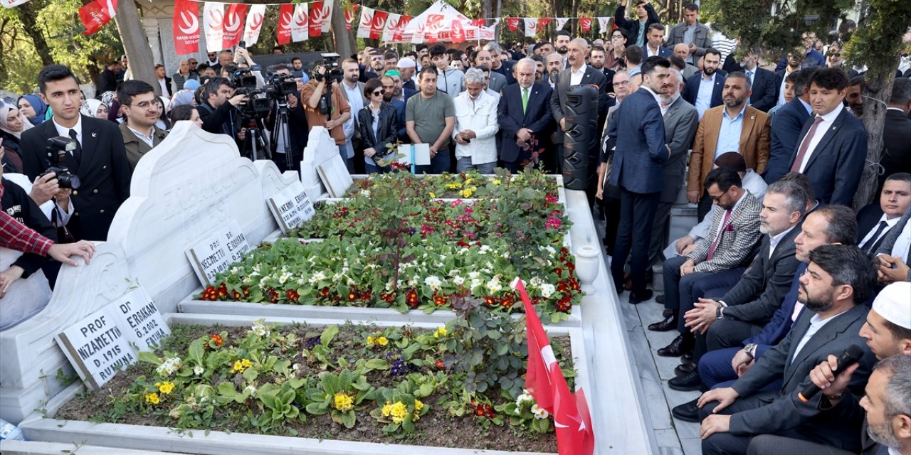 Yeniden Refah Partisi Genel Başkanı Erbakan, babasının kabrini ziyaret etti: