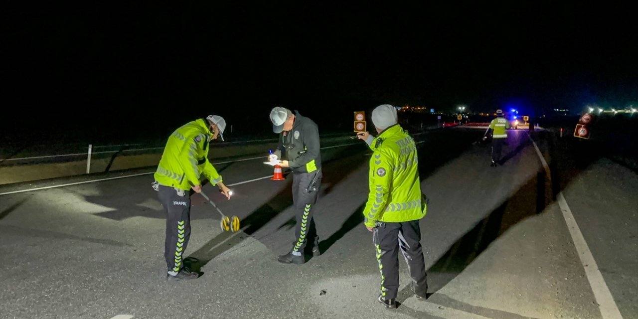 Uşak'ta iki otomobilin çarptığı yaya öldü