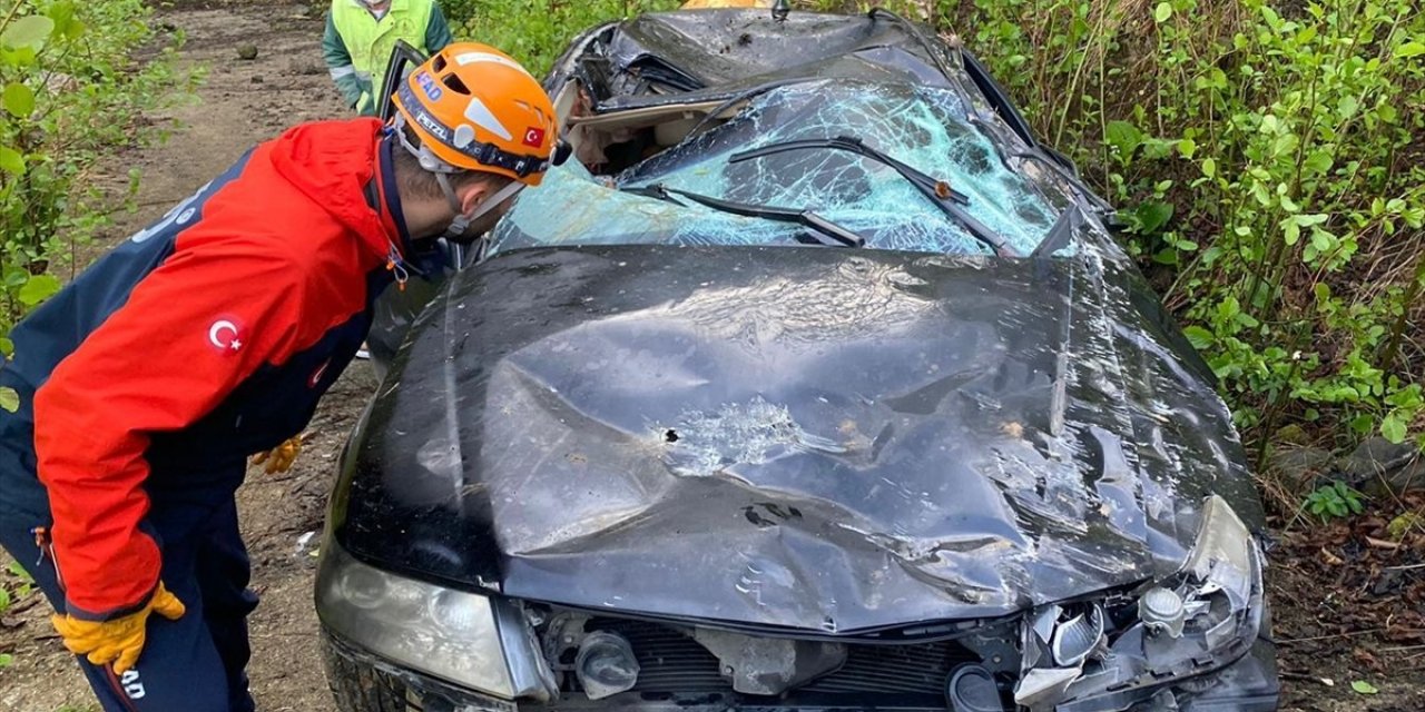 Rize'de şarampole yuvarlanan otomobilin sürücüsü öldü