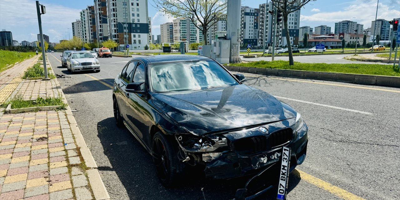 Diyarbakır'da iki otomobilin çarpıştığı kazada 6 kişi yaralandı