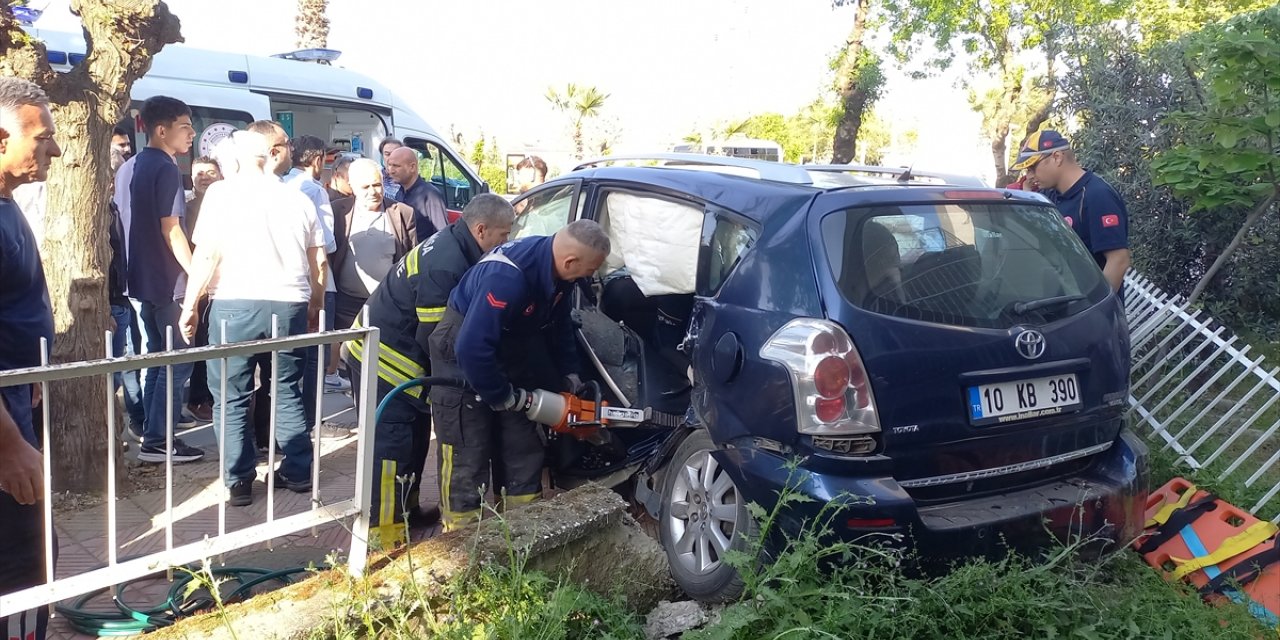 Manisa'da iki otomobil çarpıştı, 7 kişi yaralandı