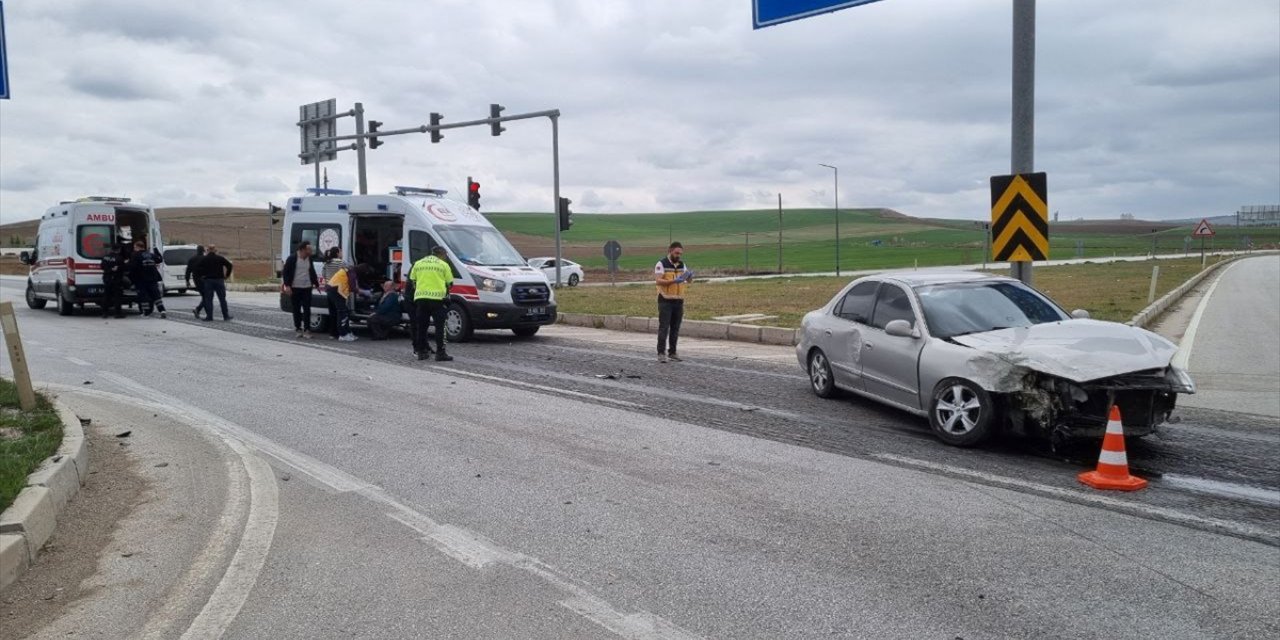 Çorum'da hafif ticari araç ile otomobil çarpıştı, 5 kişi yaralandı