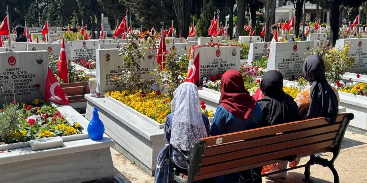 Ramazan Bayramı'nın üçüncü gününde Edirnekapı Şehitliği'ne ziyaretler sürdü
