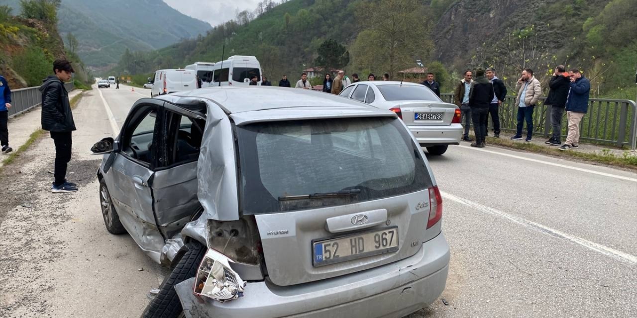 Ordu'da minibüsle çarpışan otomobildeki çift yaralandı