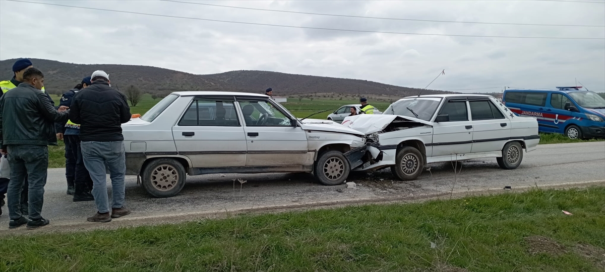 Tokat'ta iki otomobilin çarpıştığı kazada 3 kişi yaralandı