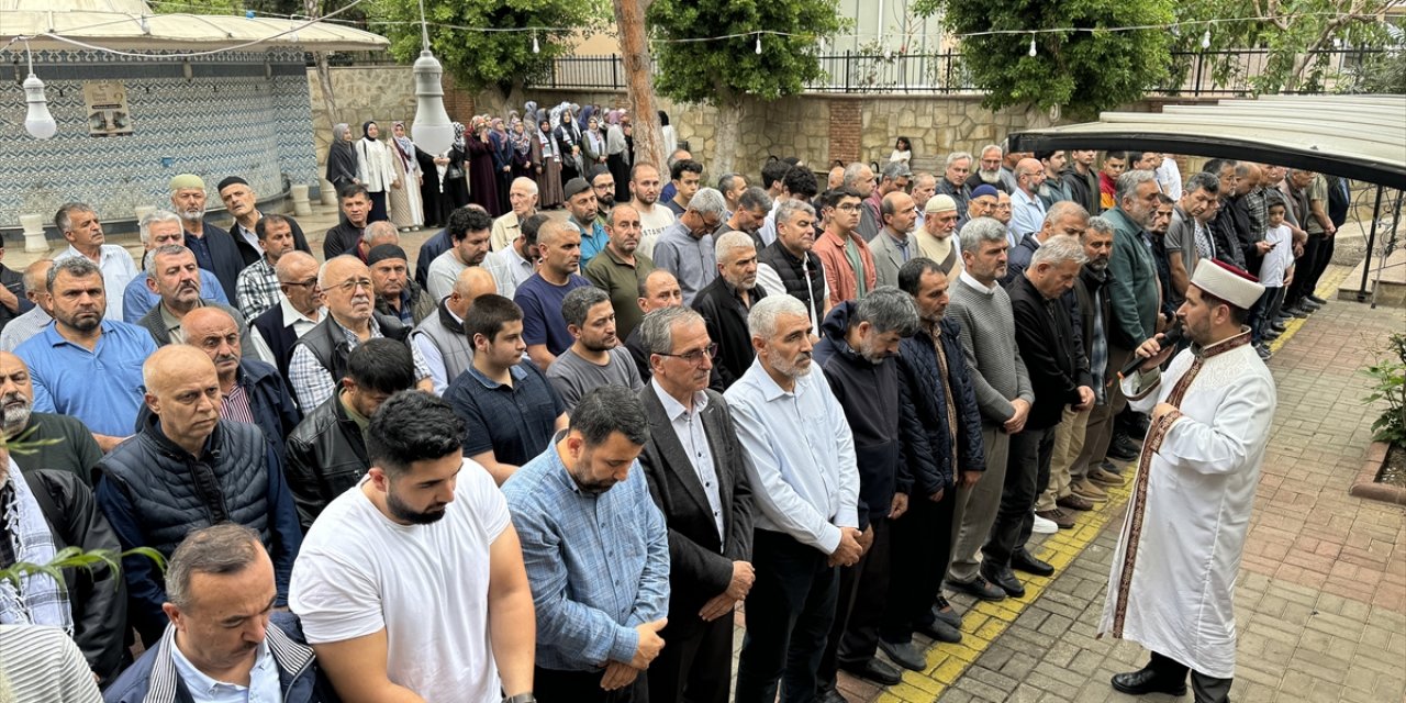 Alanya'da, İsrail saldırılarında hayatını kaybeden Filistinliler için gıyabi cenaze namazı