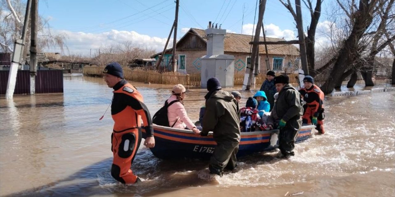 Kazakistan’daki sel bölgelerinden yaklaşık 100 bin kişi tahliye edildi