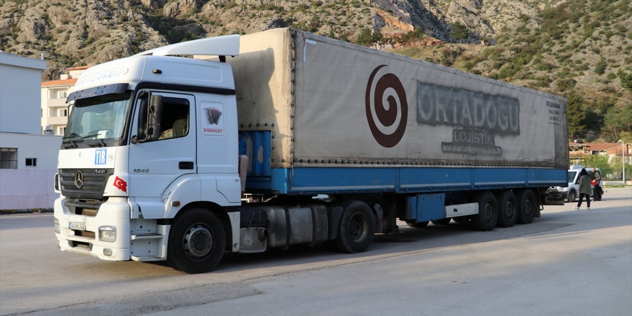 Amasya'da bakır taşıyan tırın dorsesinde 64 düzensiz göçmen yakalandı