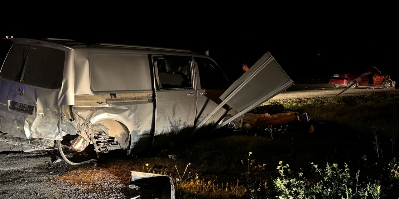 Diyarbakır'da otomobil ile kamyonetin çarpışması sonucu 13 kişi yaralandı