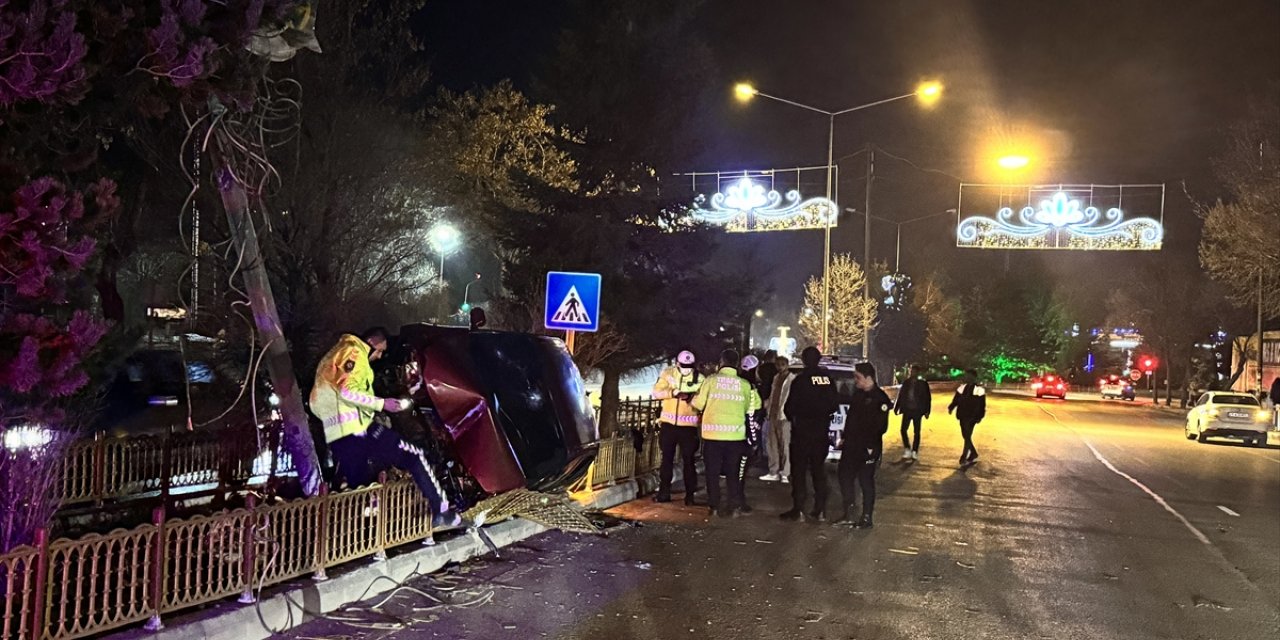 Erzurum'da refüje çarpan otomobildeki 3 kişi yaralandı