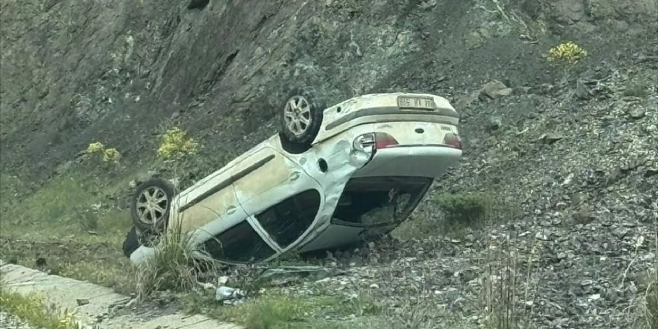 Malatya'da devrilen otomobildeki 4 kişi yaralandı