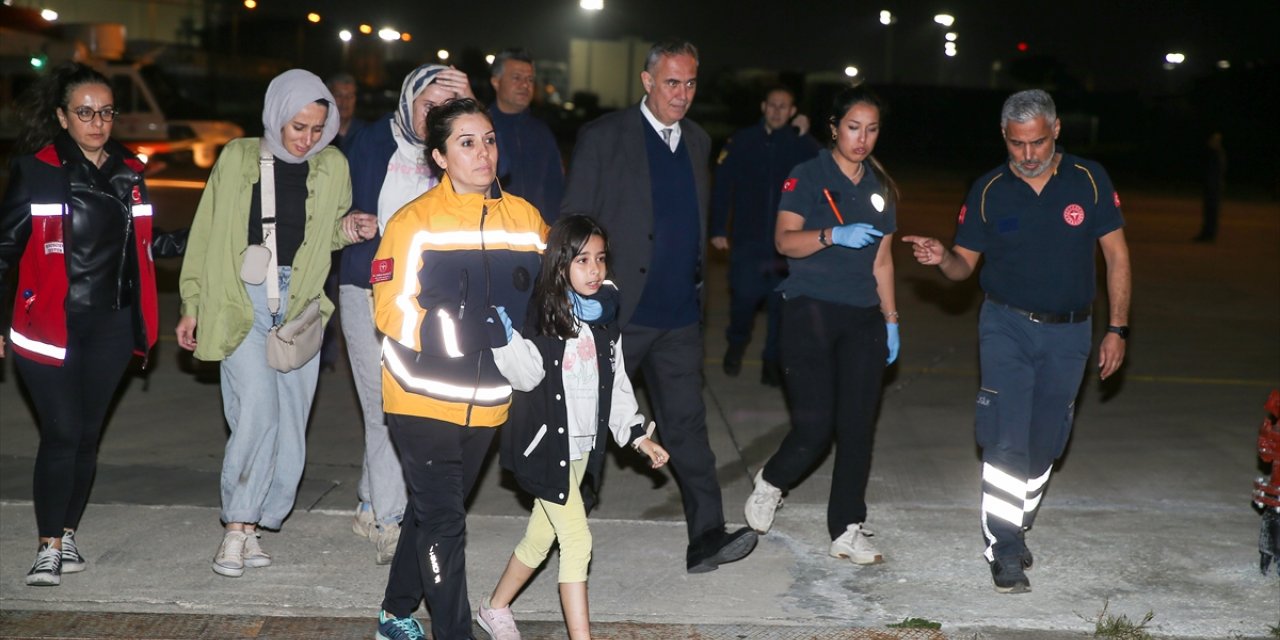 Antalya'da teleferikte mahsur kalanlar ekipler tarafından kurtarılıyor