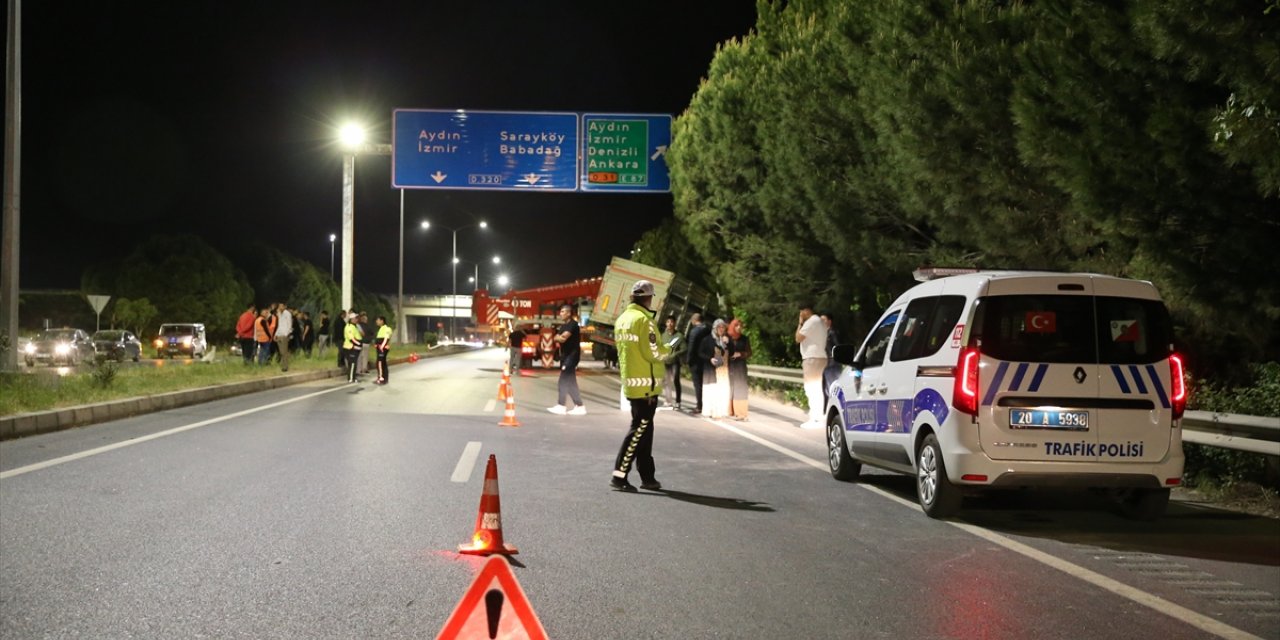 Denizli'de tırın çarptığı otomobildeki 6 kişi yaralandı