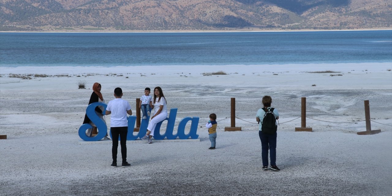 "Türkiye'nin Maldivleri" Salda Gölü bayram tatilinde her gün binlerce kişiyi ağırlıyor