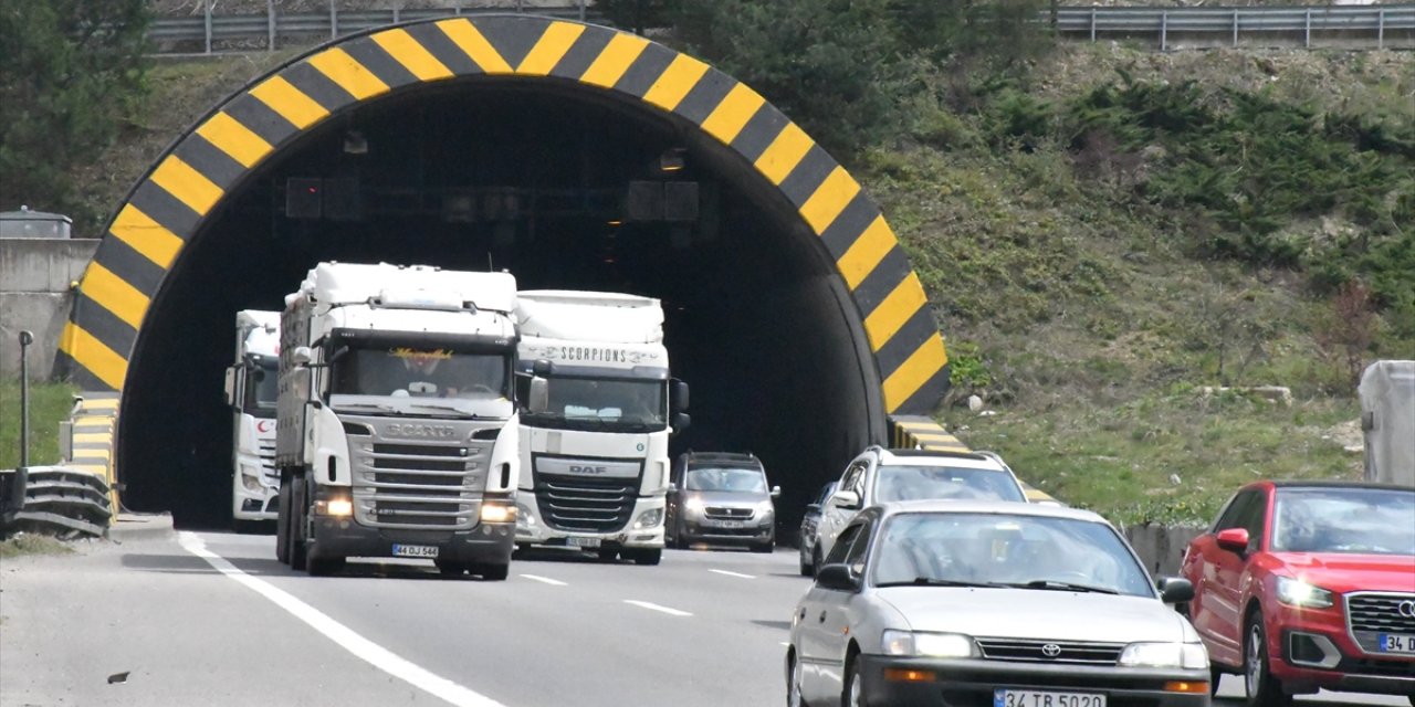 Anadolu Otoyolu'nun Bolu kesiminde bayram tatili dönüş trafiği akıcı yoğun seyrediyor