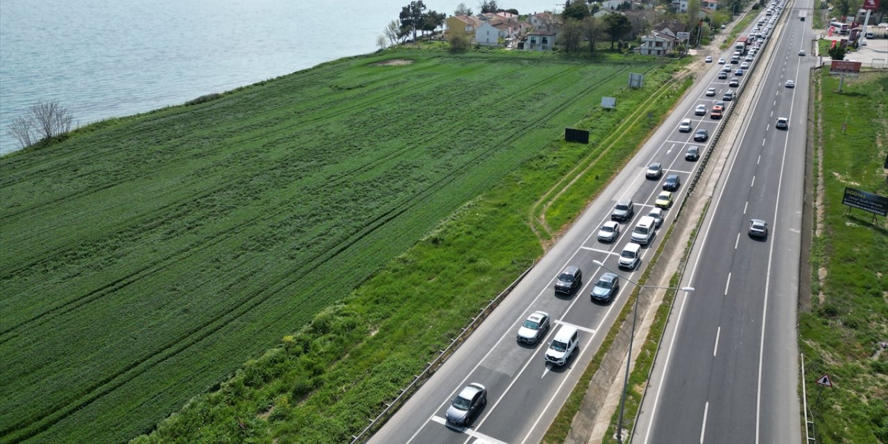 Tekirdağ-İstanbul kara yolunda bayram tatilinden dönüş yoğunluğu yaşanıyor