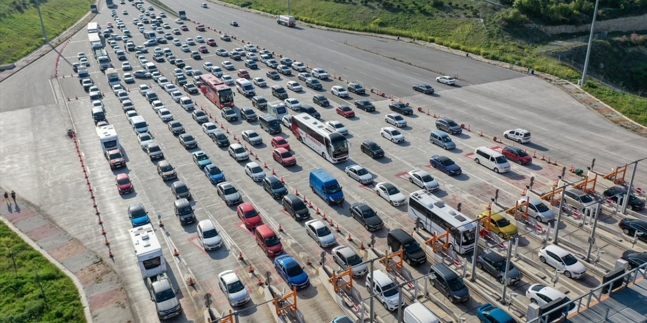 İstanbul-İzmir Otoyolu'nda tatilcilerin dönüş yoğunluğu devam ediyor