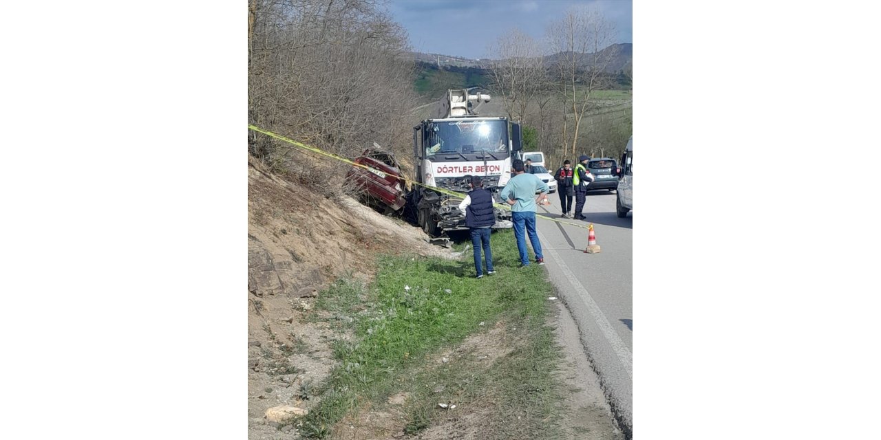 Samsun'da beton pompası aracıyla çarpışan otomobilin sürücüsü öldü