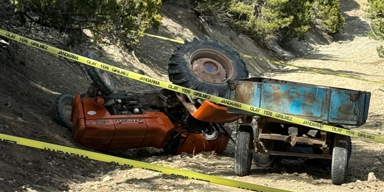 Burdur'da devrilen traktörün altında kalan 1 kişi öldü, 2 kişi yaralandı