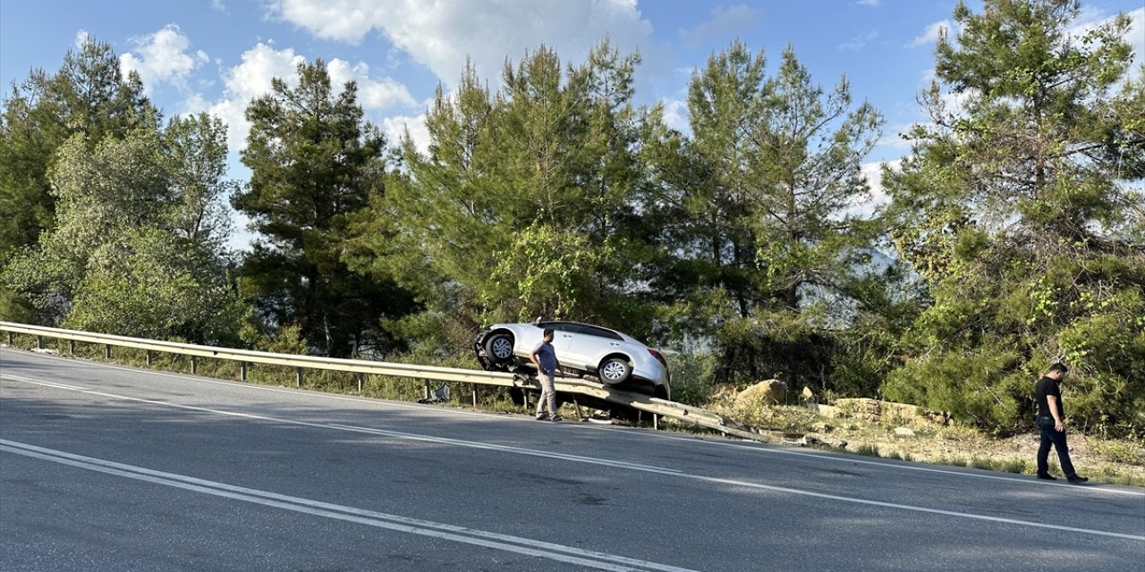 Antalya'da otomobil otoyoldaki bariyerlere çarptı, 2 kişi yaralandı