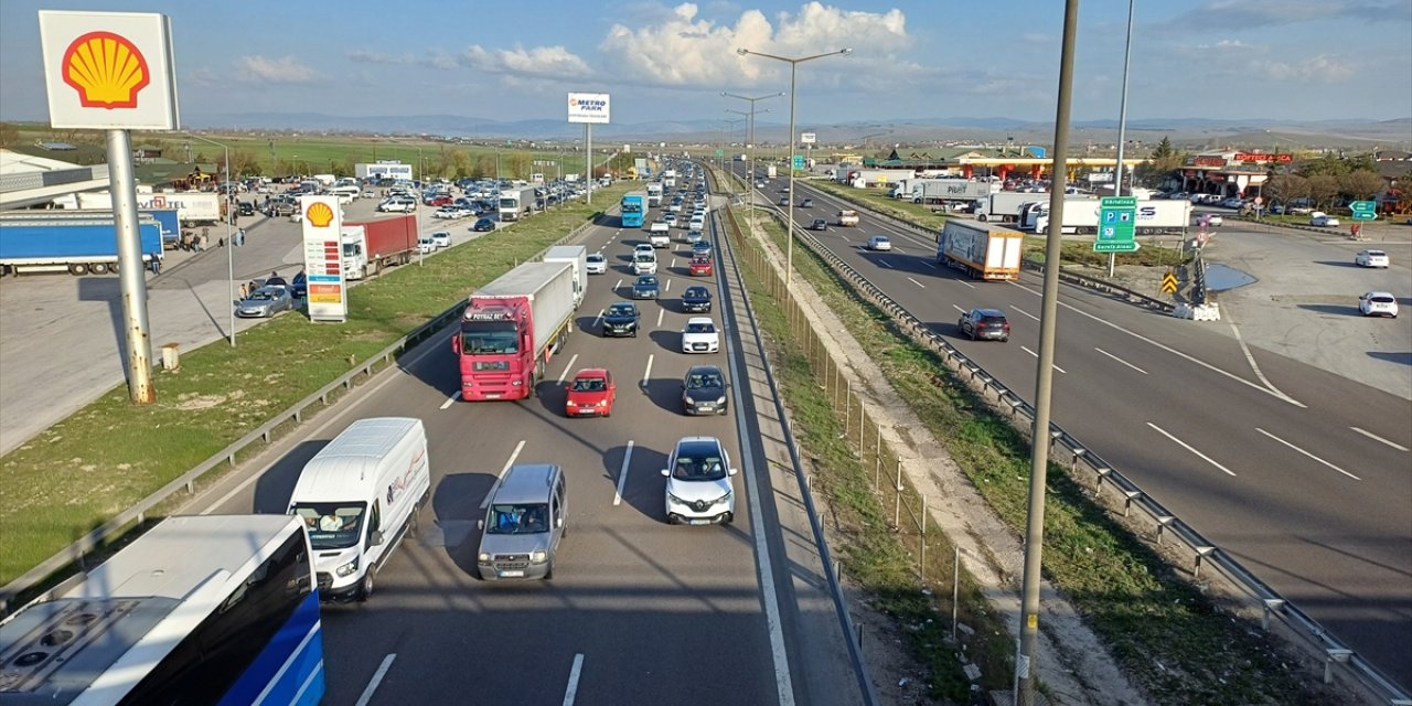 Dönüşe geçen tatilciler, otoyollarda hareketliliği artırdı