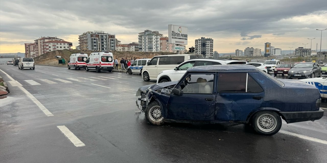 Kayseri'deki trafik kazasında 3 kişi yaralandı