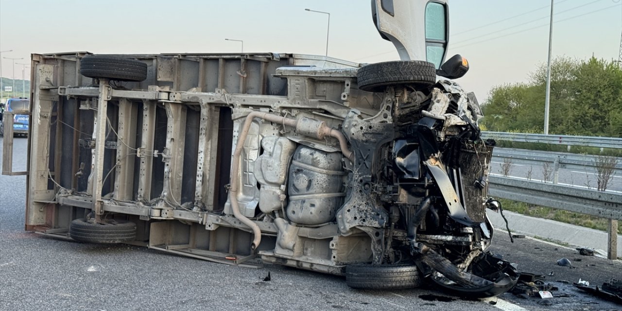 Kuzey Marmara Otoyolu'nda kamyonet  otomobile çarptı, 2 ölü, 4 yaralı