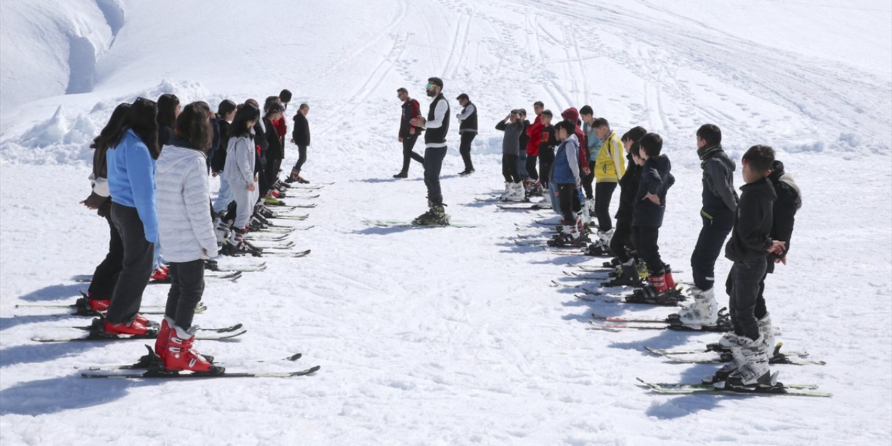 Hakkari'de 3 bin 200 öğrenciye kayak eğitimi verildi