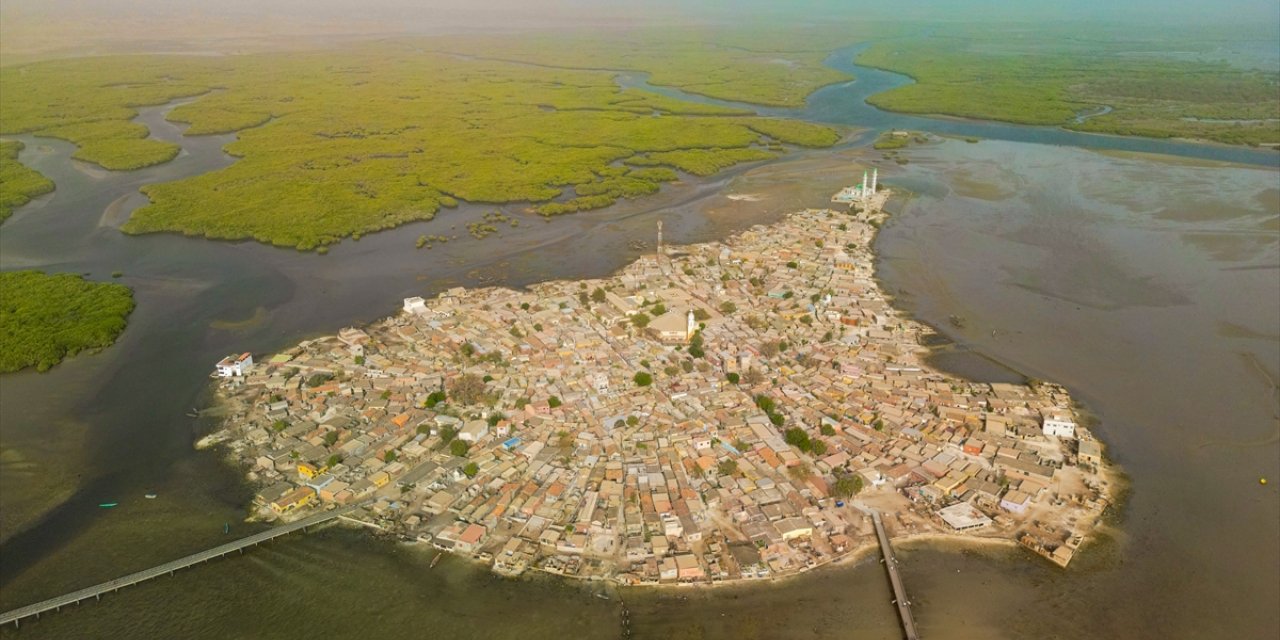 Senegal'deki deniz kabuğu adası ziyaretçilerini zamanda yolculuğa çıkarıyor