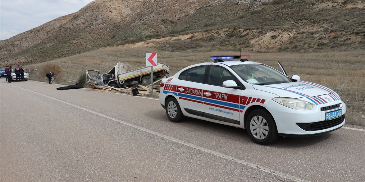Sivas'ta devrilen kamyonetteki 1 kişi öldü, 2 kişi yaralandı