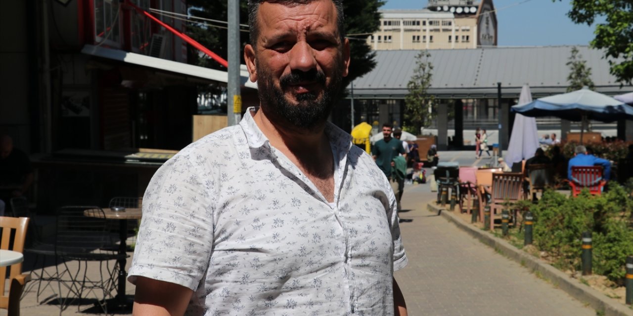 Bursa'da, polisten kaçan şüpheliyi esnafın yakaladığı anlar güvenlik kamerasınca kaydedildi