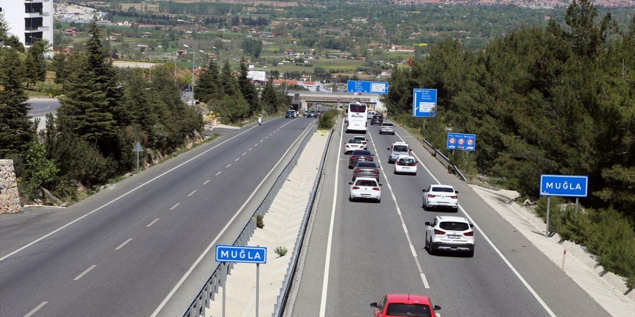Muğla ve Antalya'da tatilciler, dönüş yolunda yoğunluk oluşturdu
