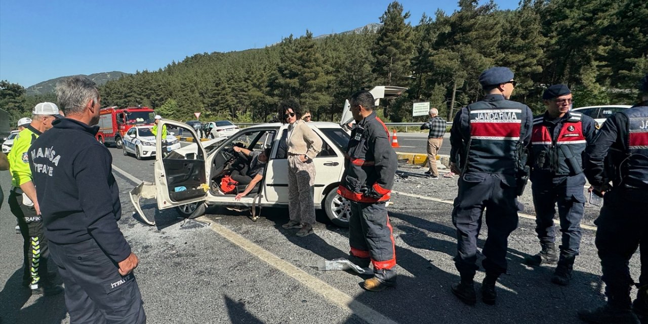 Manisa'da 2 otomobilin çarpıştığı kazada 3 kişi yaralandı