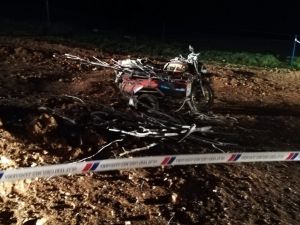 Motosikletin altında kalan sürücü öldü