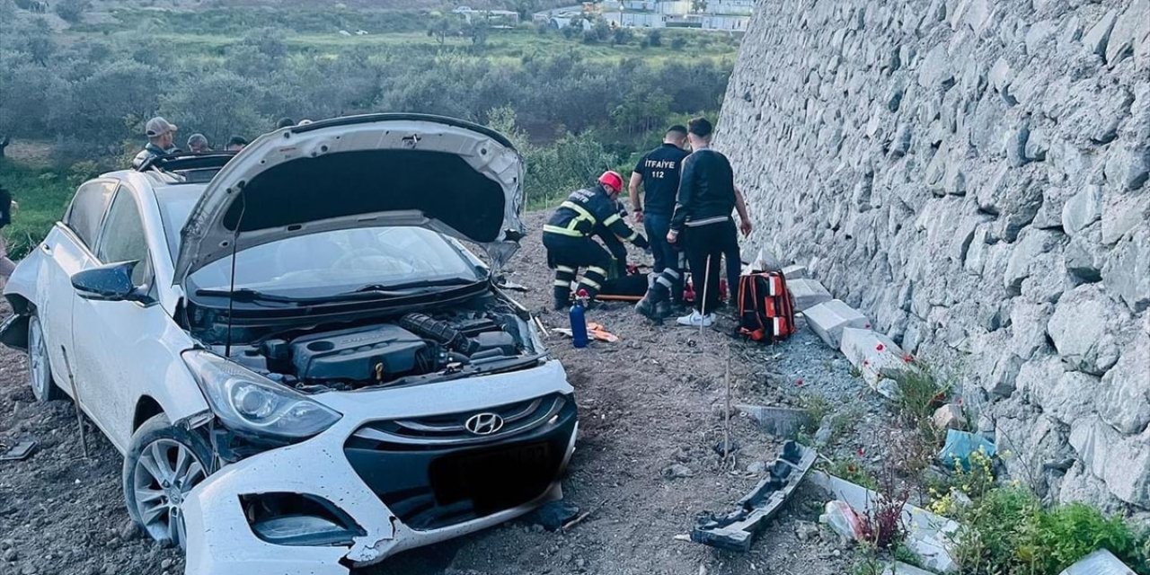 Hatay'da istinat duvarına çarpan otomobildeki 4 kişi yaralandı