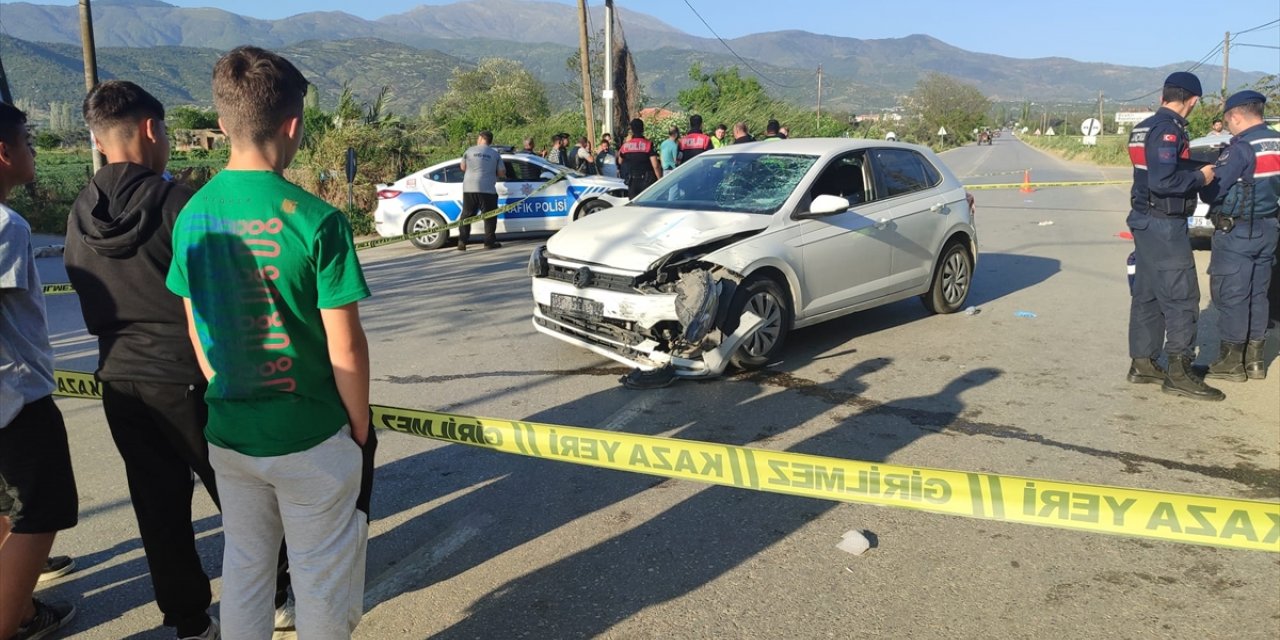 İzmir'de otomobille çarpışan motosikletten savrularak başka bir otomobilin çarptığı kişi öldü