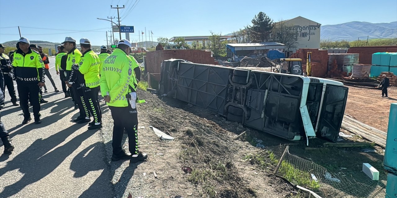 Malatya'da otomobille çarpışarak devrilen otobüsteki 15 kişi yaralandı