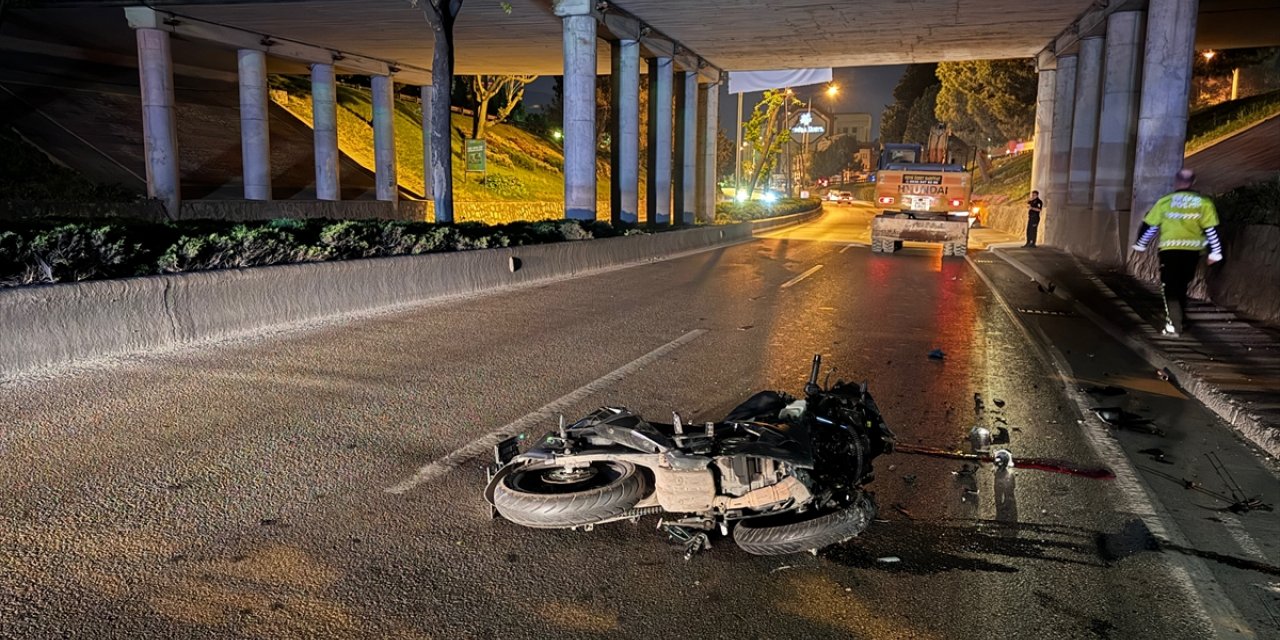 Bursa'da iş makinesine çarpan motosikletin sürücüsü ağır yaralandı