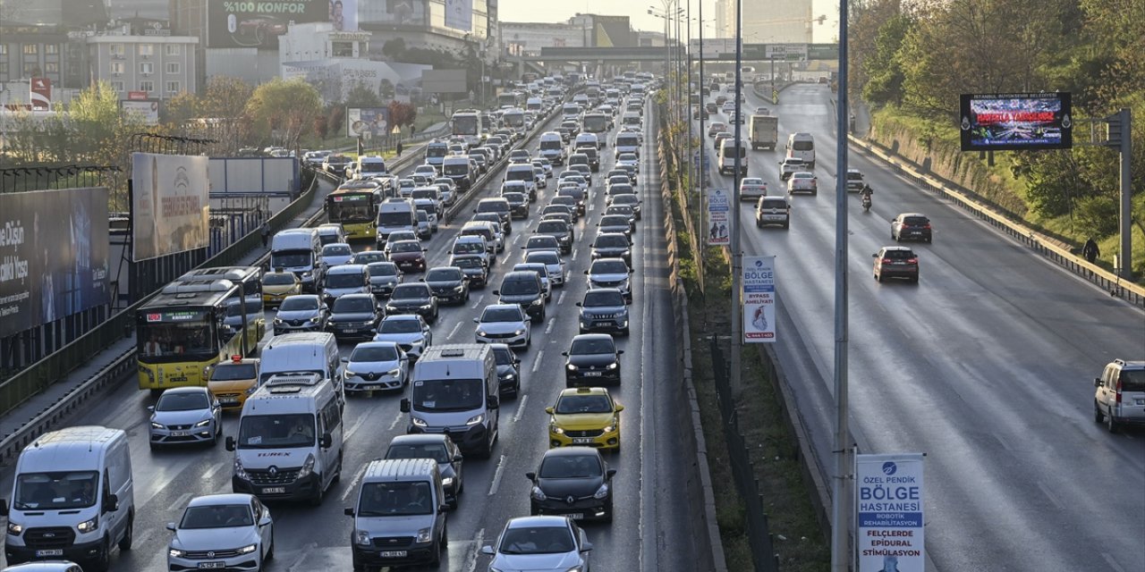 İstanbul bayram tatilinin ardından haftanın ilk gününe trafik yoğunluğuyla başladı